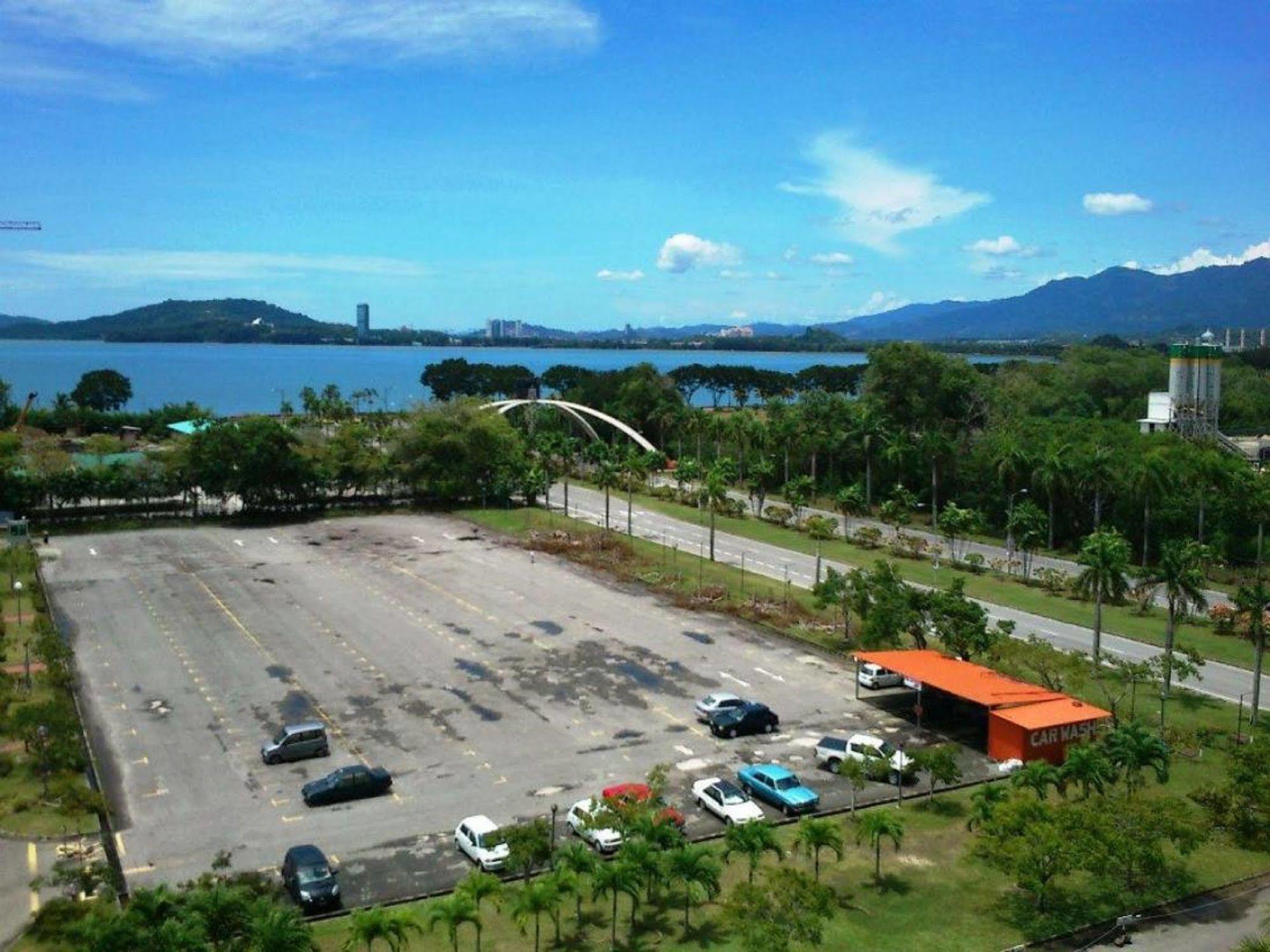 Likas Square Apartment Hotel Kota Kinabalu Kültér fotó